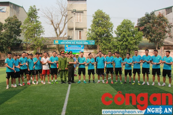 Ban tổ chức trao cúp vô địch cho đội Phòng Cảnh sát Cơ Động