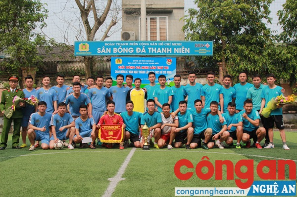 Hai đội nhất, nhì chụp ảnh lưu niệm
