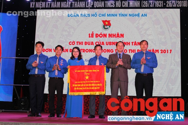 Đồng chí Lê Minh Thông - Ủy viên BTV Tỉnh ủy, Phó Chủ tịch UBND tỉnh trao Cờ thi đua của UBND tặng Đoàn TNCS Hồ Chí Minh tỉnh Nghệ An