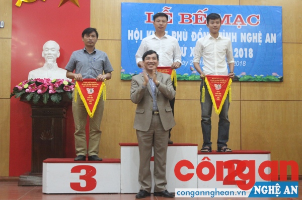 Ban tổ chức  trao thưởng nội dung bóng chuyền nam THPT cho các đơn vị đạt giải nhất, nhì, ba