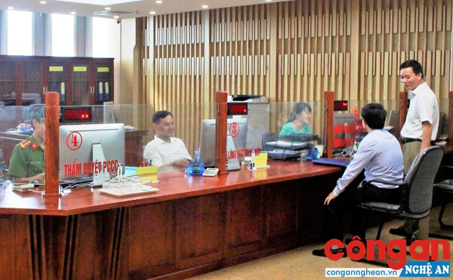 Bộ phận tiếp nhận và giải quyết hồ sơ tại Một cửa liên thông tỉnh