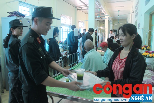ĐVTN Chi đoàn CSCĐ phát cơm đến tận tay  từng bệnh nhân
