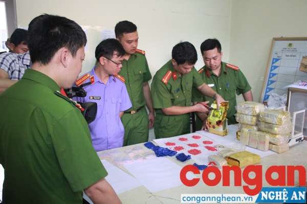 Lực lượng chức năng tiến hành lấy mẫu giám định 