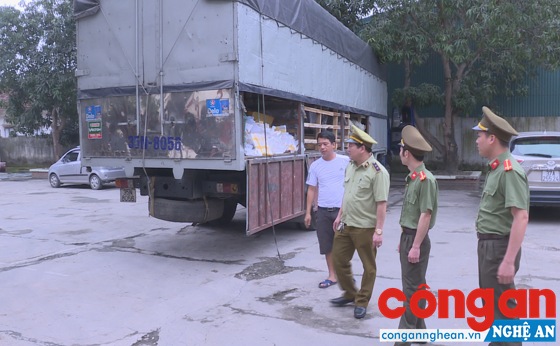 Lực lượng chức năng kiểm tra xe vi phạm