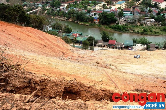 Những vết nứt lớn đe dọa trực tiếp đến cuộc sống của hàng chục hộ dân sinh sống phía dưới