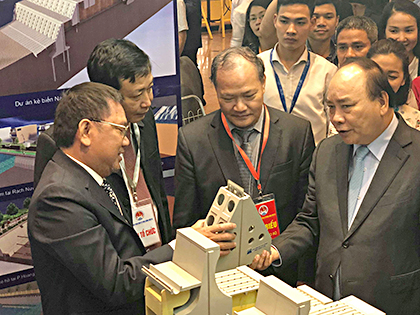 AHLĐ Hoàng Đức Thảo giới thiệu giải pháp cấu kiện bảo vệ bờ sông hồ và đê biển với Thủ tướng Nguyễn Xuân Phúc.