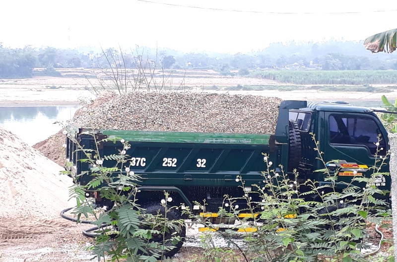 Mỗi ngày, có hàng nghìn mét khối cát được hút lên khỏi lòng sông và bán ra thị trường từ các tàu cát 