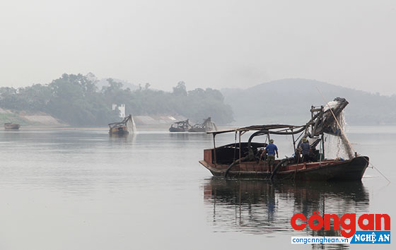 Tàu khai thác cát, sỏi trái phép hoạt động rầm rộ trên sông Lam đoạn giáp ranh giữa xã Tào Sơn, huyện Anh Sơn với xã Ngọc Sơn, huyện Đô Lương - (Ảnh chụp ngày 29/3/2018)