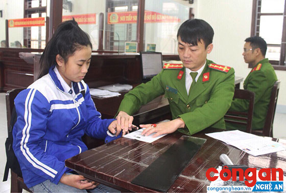 Cán bộ Công an TX Hoàng Mai làm thủ tục cấp CMND cho học sinh