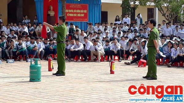 Cán bộ Phòng Cảnh sát PC&CC số 2 đưa ra một tình huống giả định để tuyên truyền công tác PCCC