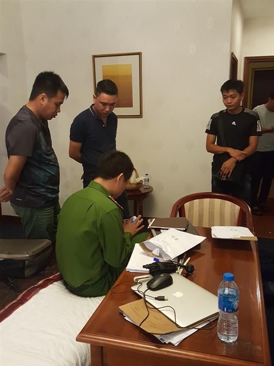 Khám xét nơi ở của Nguyễn Thanh Hùng.