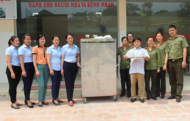 Các hội viên, đoàn viên chuẩn bị phát cháo tới bệnh nhân