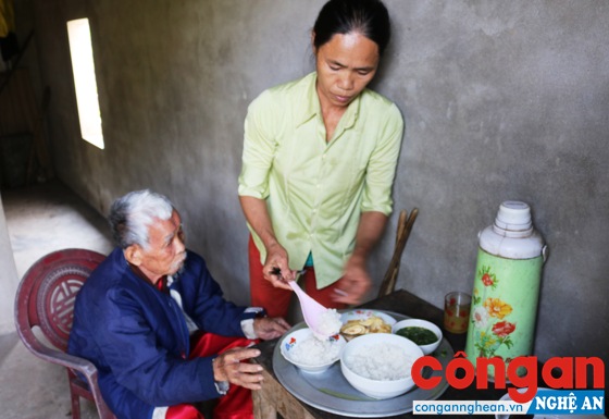 Hằng ngày, chị Trí chăm sóc cụ Ngự như chính bố đẻ của mình