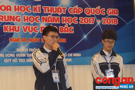 2 em Long và Nhật Anh thuyết trình dự án tại cuộc thi KHKT cấp quốc gia khu vực miền Bắc năm 2018