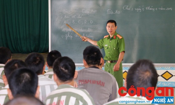 Lớp học xóa mù chữ cho các phạm nhân