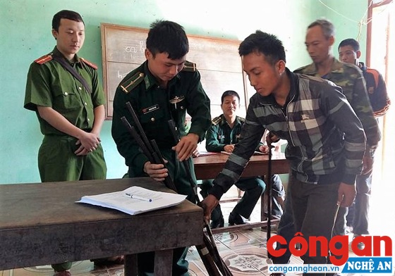 Đồn Biên phòng Cửa khẩu quốc tế Nậm Cắn và lực lượng chức năng tiếp nhận vũ khí tự chế do người dân giao nộp