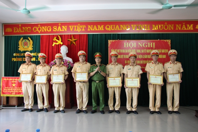 Đồng chí Thượng tá Nguyễn Đức Hải - Phó Giám đốc Công an tỉnh trao thưởng cho các tập thể, cá nhân có thành tích xuất sắc trong đợt thi đua