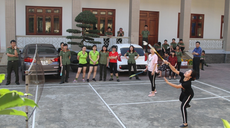 Các cầu thủ cống hiến cho khán giả những pha cầu đẹp mắt
