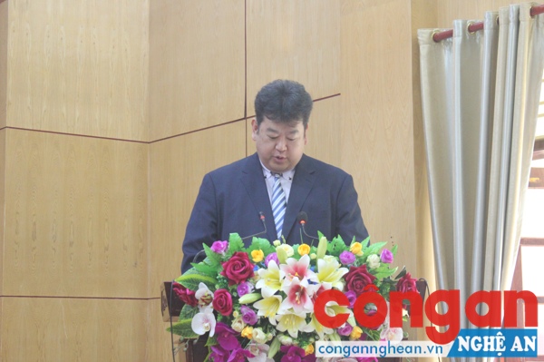 Đại diện tập đoàn giáo dục Soshi Nhật Bản chúc mừng các bạn học sinh xuất sắc giành được học bổng của Tập đoàn