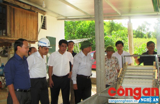 Đoàn công tác Trung ương kiểm tra dây chuyền chế biến cây dược liệu tại xã Chi Khê, huyện Con Cuông (tháng 12/2017)