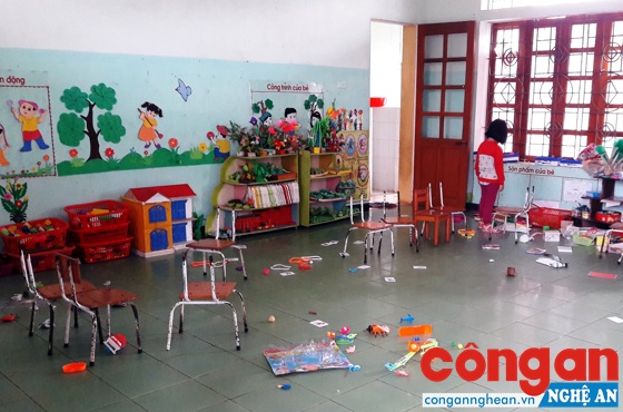 Đồ dùng cho trẻ mầm non ở tất cả các phòng bị xới tung