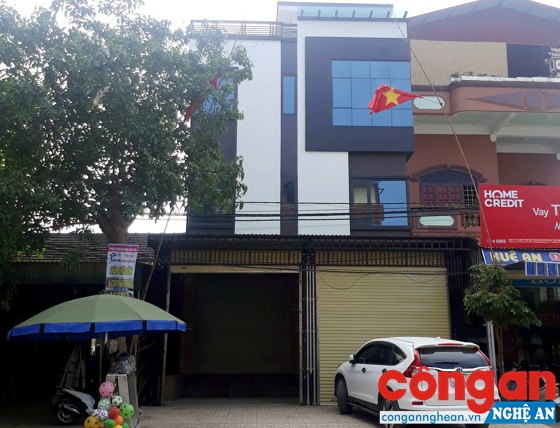 Ngôi nhà 3 tầng khang trang kiêm cửa hàng của ông Phúc đã tháo biển kinh doanh vàng bạc