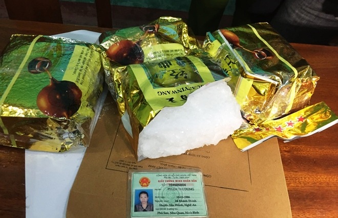 Gần 3 kg ma túy dạng đá được thu giữ từ vụ việc.