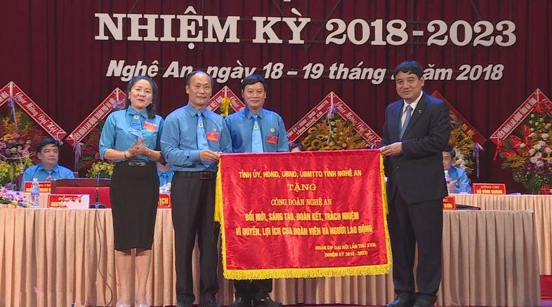 Bí thư Tỉnh ủy Nguyễn Đắc Vinh tặng đội ngũ công nhân viên chức lao động Nghệ An bức trướng mang dòng chữ “Công đoàn Nghệ An đổi mới, sáng tạo, đoàn kết, trách nhiệm vì quyền, lợi ích của đoàn viên và người lao động”.