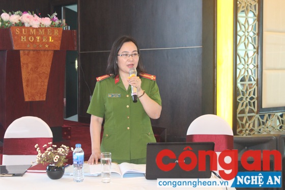 Chỉ huy Đội Chứng minh - Hộ khẩu Phòng Cảnh sát QLHC về TTXH Công an tỉnh trình bày nội dung tập huấn