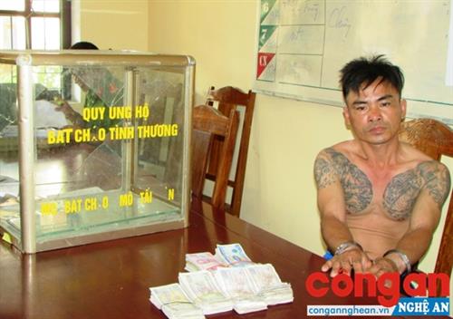 Đối tượng Phạm Văn Hội và tang vật 