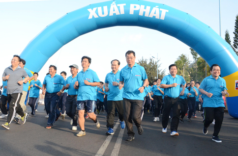 Các đồng chí lãnh đạo tỉnh, TP. Vũng Tàu, các sở, ngành chạy đồng hành hưởng ứng Ngày chạy Olympic vì sức khỏe toàn dân. 