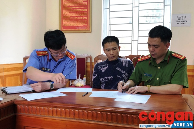 Cán bộ Đội Cảnh sát ĐTTP về Ma tuý Công an TP Vinh lấy lời khai của đối tượng phạm tội
