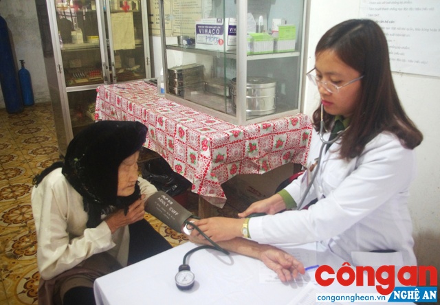 Bệnh viện Quân y 4 khám, chữa bệnh miễn phí cho người cao tuổi có hoàn cảnh khó khăn