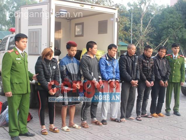 Cán bộ Phòng Cảnh sát Truy nã tội phạm bắt và dẫn giải các đối tượng truy nã về quy án