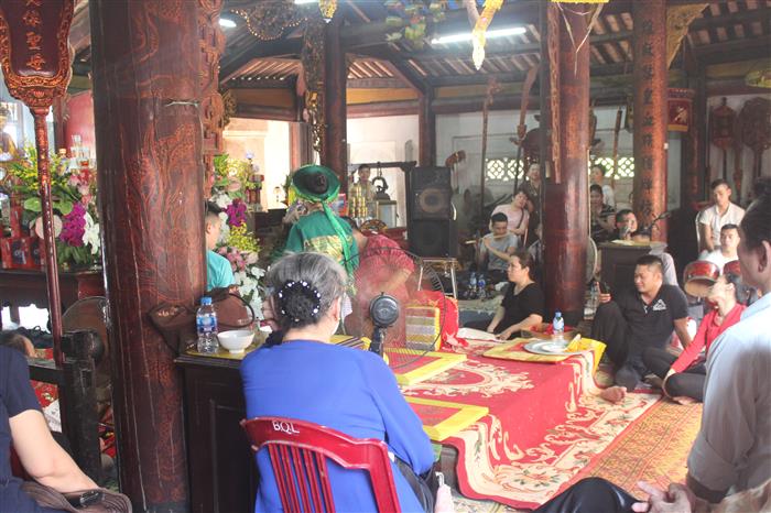 Đã trở thành phong tục truyền thống, nét đẹp văn hóa, hàng năm, cứ đến ngày 10/3 âm lịch, cùng với cả nước, người dân xứ Nghệ lại hướng về đất Tổ Hùng Vương để tưởng nhớ công ơn các vua Hùng đã có công dựng nước.