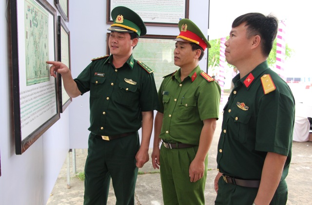 Buổi khai mạc triển lãm thu hút đông đảo cán bộ, chiến sỹ và các đoàn viên tham quan.