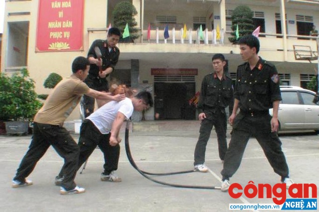 Lực lượng Cảnh sát Cơ động không ngừng luyện tập nâng cao khả năng chiến đấu