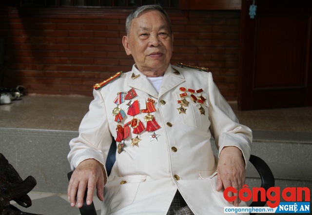  Đại tá Hồ Văn Hiến được Đảng, Nhà nước và ngành Công an tặng thưởng nhiều Huân, Huy chương vì những cống hiến trong cuộc kháng chiến chống Mỹ cứu nước, góp phần giải phóng miền Nam, thống nhất đất nước