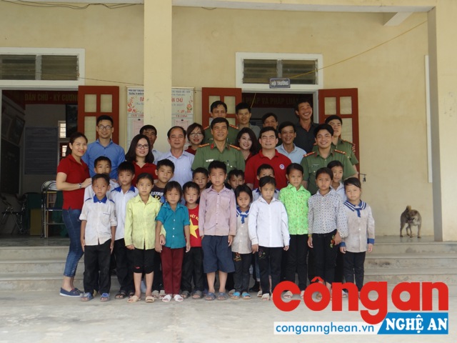 Hàng ngàn cuốn sách, quyển vở và nhiều suất quà trị giá khác đã được Đoàn trao đến tận tay các em học sinh ở 2 điểm trường khó khăn nhất của huyện Tương Dương