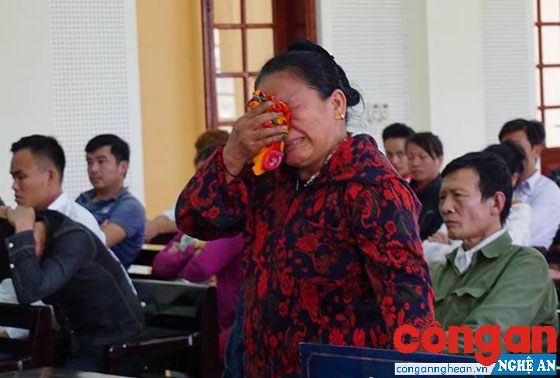 Bà Miện, mẹ nạn nhân M. liên tục khóc tại phiên tòa