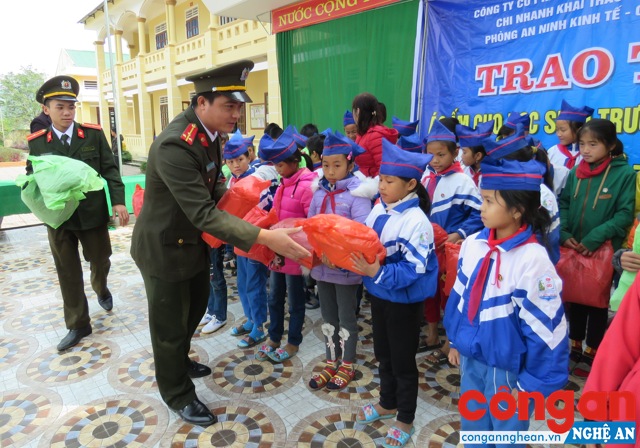 Thời gian qua, trong Công an các đơn vị, địa phương tiếp tục lan tỏa sâu rộng các hoạt động nghĩa tình, thiện nguyện