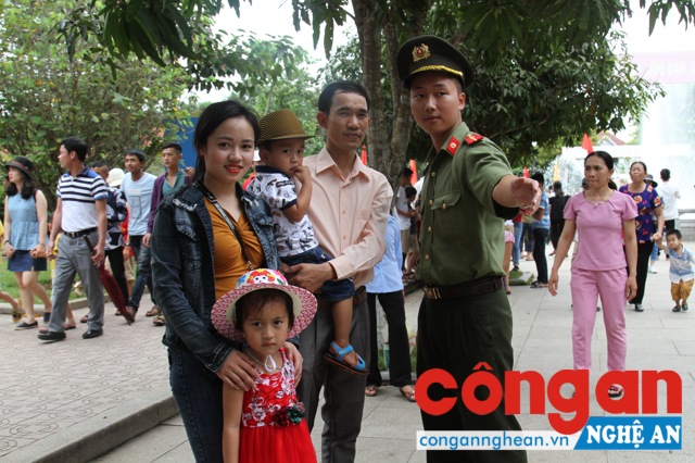 Lực lượng Công an căng mình để đảm bảo ANTT, không để ra tình trạng móc túi, chèo kéo, chặt chém khách du lịch