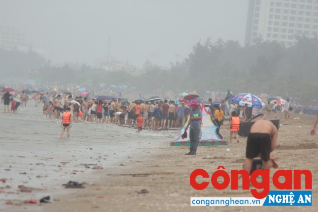 Chiều 29/4, mặc dù Cửa Lò trời mưa to và kéo dài, song du khách vẫn kéo về đây để tắm biển