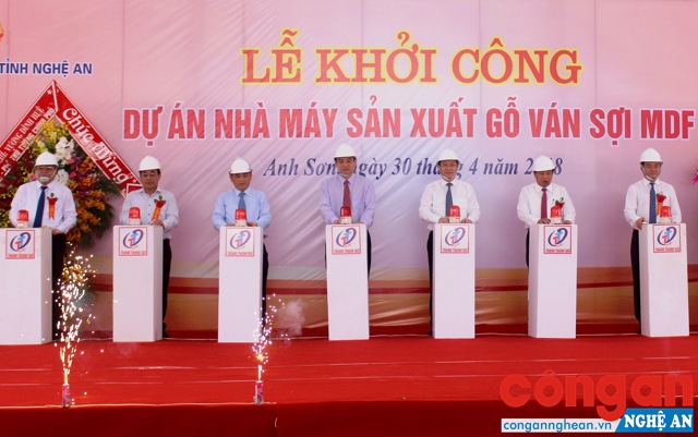 Đồng chí Vương Đình Huệ, Ủy viên Bộ Chính trị, Phó Thủ tướng Chính phủ cùng các đại biểu thực hiện nghi thức khởi công dự án
