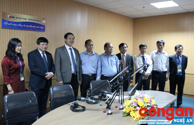 Các đại biểu tham quan Studio Sen vàng