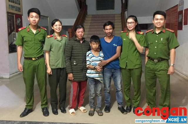 CBCS Công an huyện Đô Lương cùng gia đình cháu Phạm Quốc Khánh