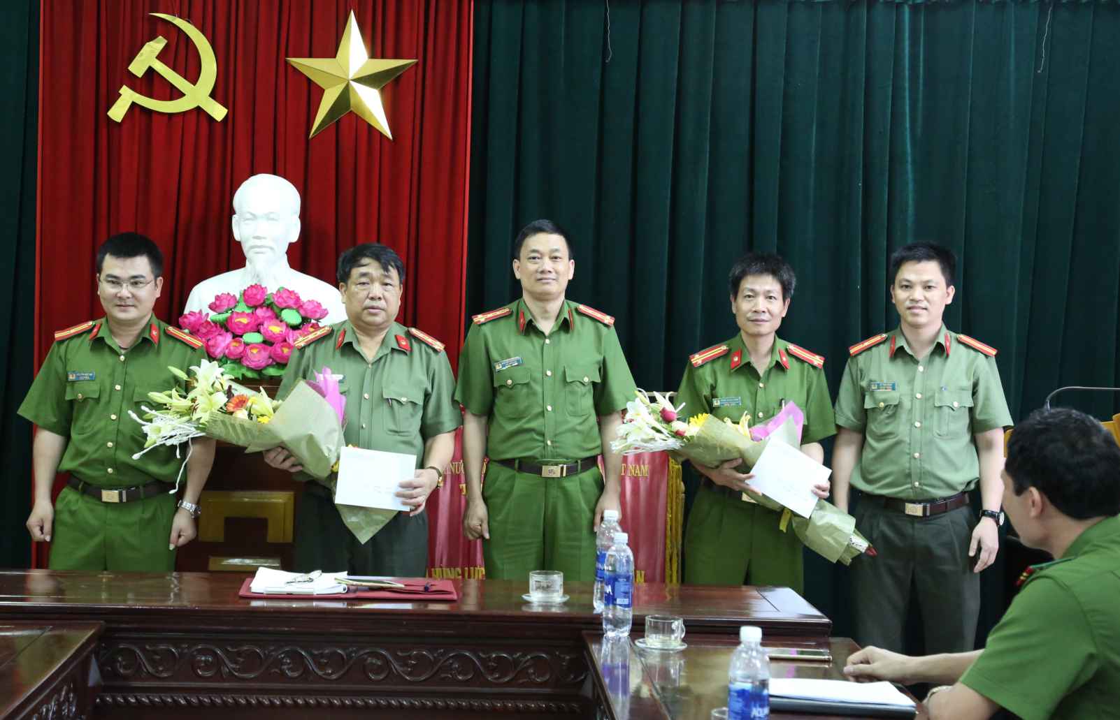 Đồng chí Đại tá Nguyễn Mạnh Hùng, Phó Giám đốc Công an tỉnh, Thủ trưởng Cơ quan CSĐT Công an tỉnh Nghệ An trao thưởng cho Ban chuyên án 318T. Ảnh: Đức Vũ