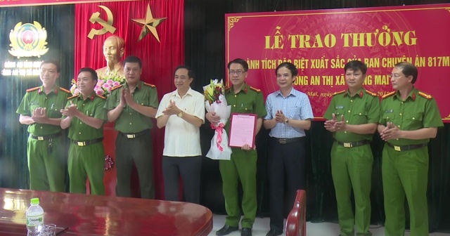 Lãnh đạo UBND TX Hoàng Mai trao thưởng cho Ban chuyên án 817M