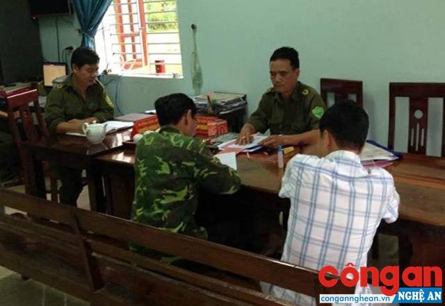 Ban Công an xã Xuân Tường hướng dẫn người dân các thủ tục sửa sai hộ khẩu