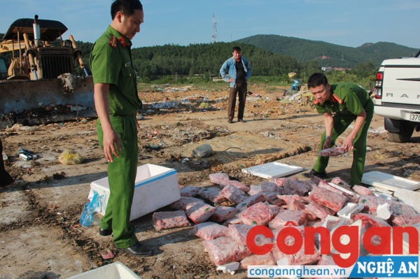   Lực lượng chức năng tiến hành tiêu hủy số chân, sụn gà